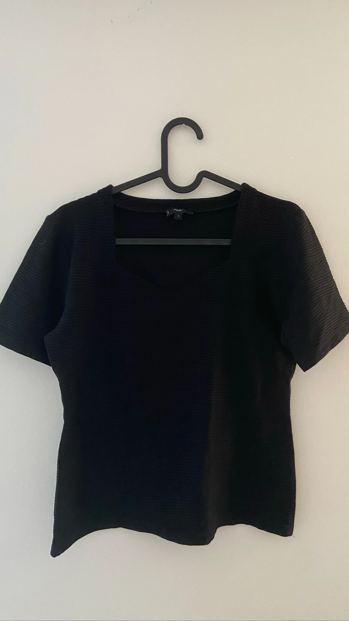 Haut noir avec motif en relief un jour ailleurs  – photo 5